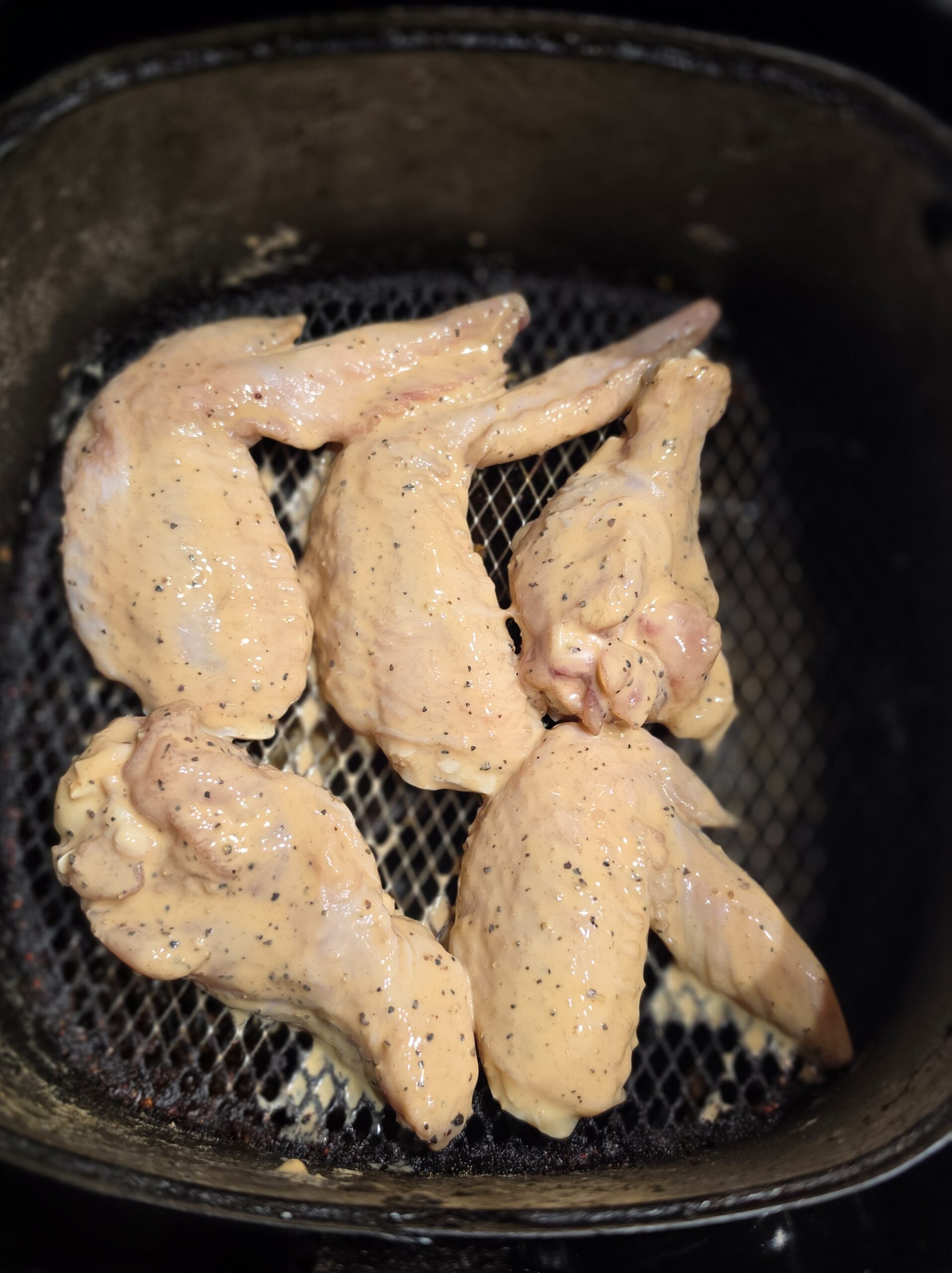ノンフライヤーのバスケットにセットした手羽先（加熱前）