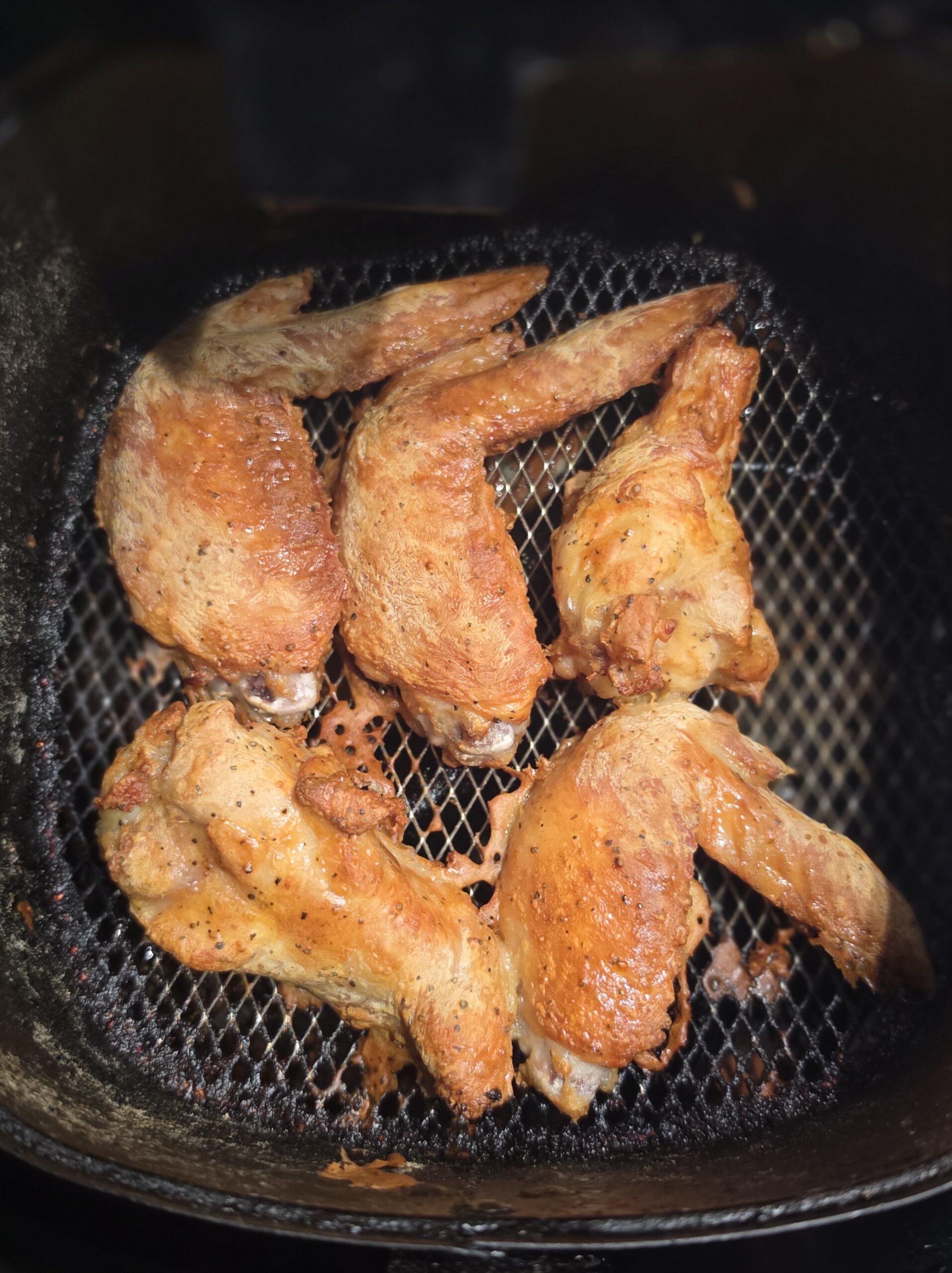 ノンフライヤーで加熱完了したキツネ色の手羽先