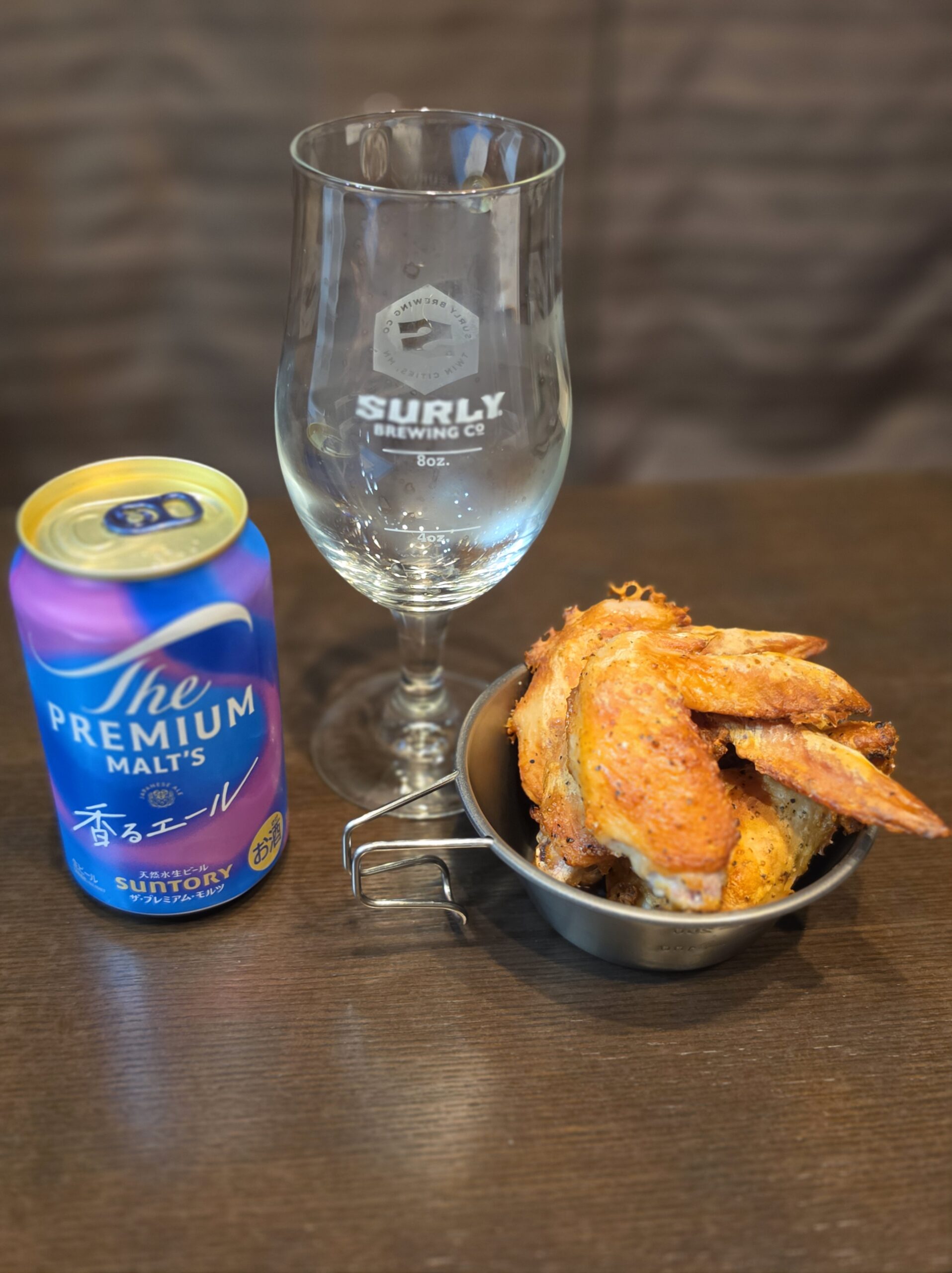 盛り付けた手羽先とザ・プレミアム・モルツのペアリング